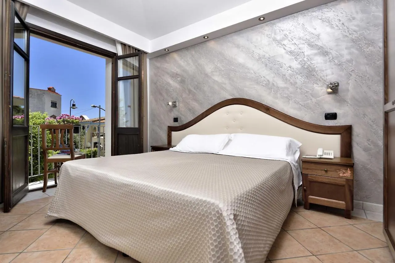 ***  Hotel Nicoletta サンタ・マリア・ナヴァーリス イタリア